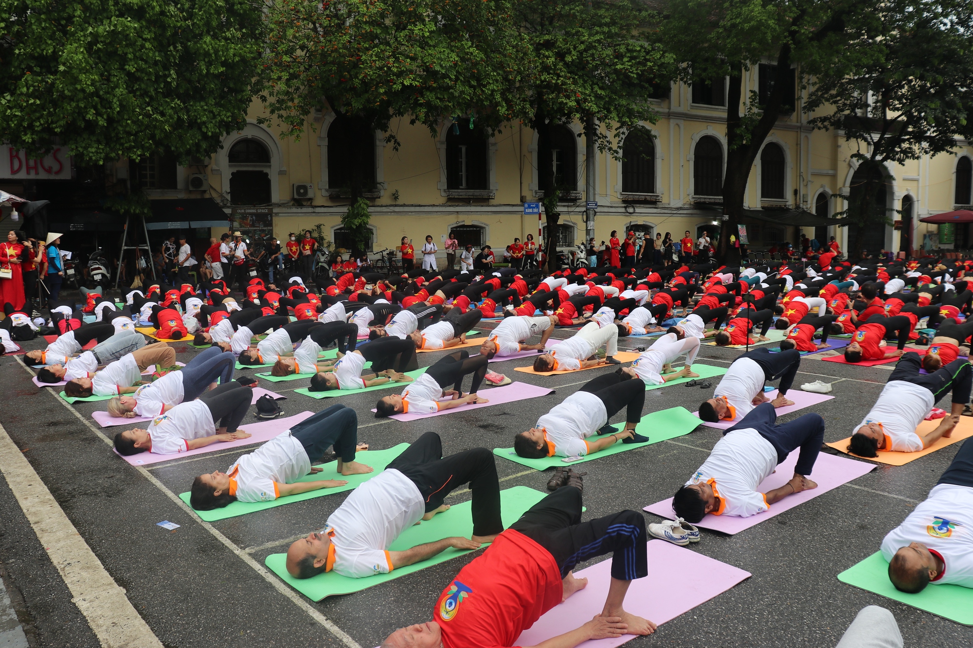 Hơn 1.000 người đồng diễn yoga gần Đền Bà Kiệu - Ảnh 7.