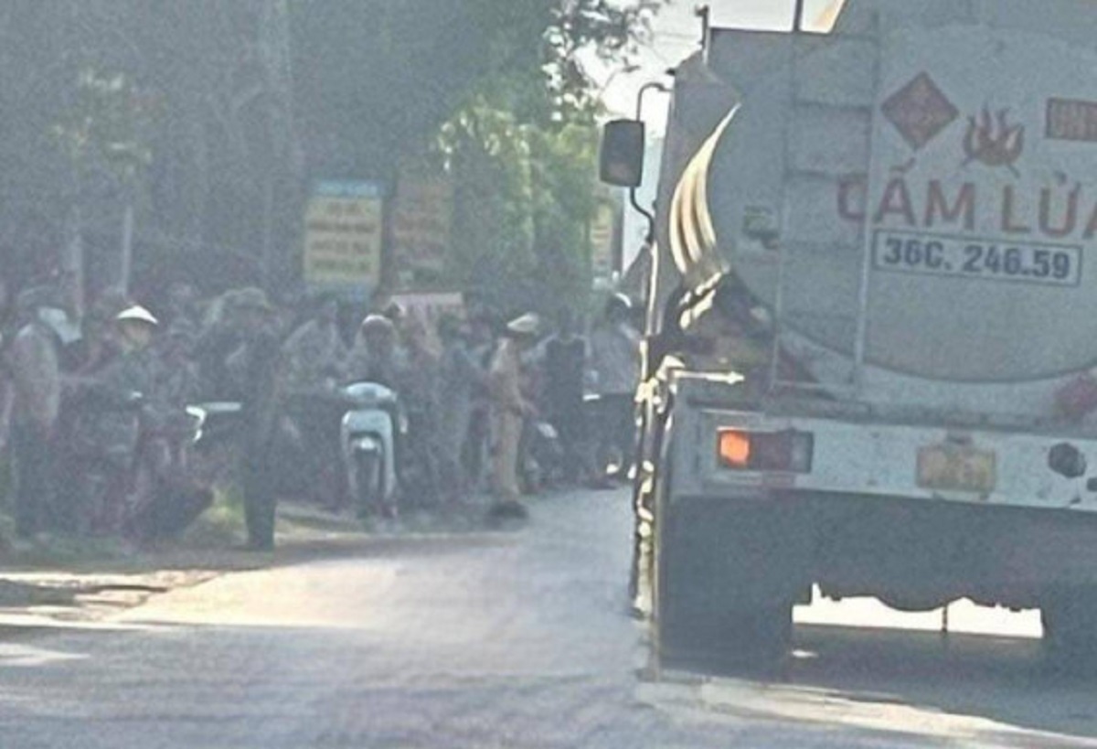 Va chạm với xe bồn, 2 thanh, thiếu niên đi xe máy tử vong - Ảnh 1. Va chạm với xe bồn, 2 thanh, thiếu niên đi xe máy tử vong - Ảnh 1.