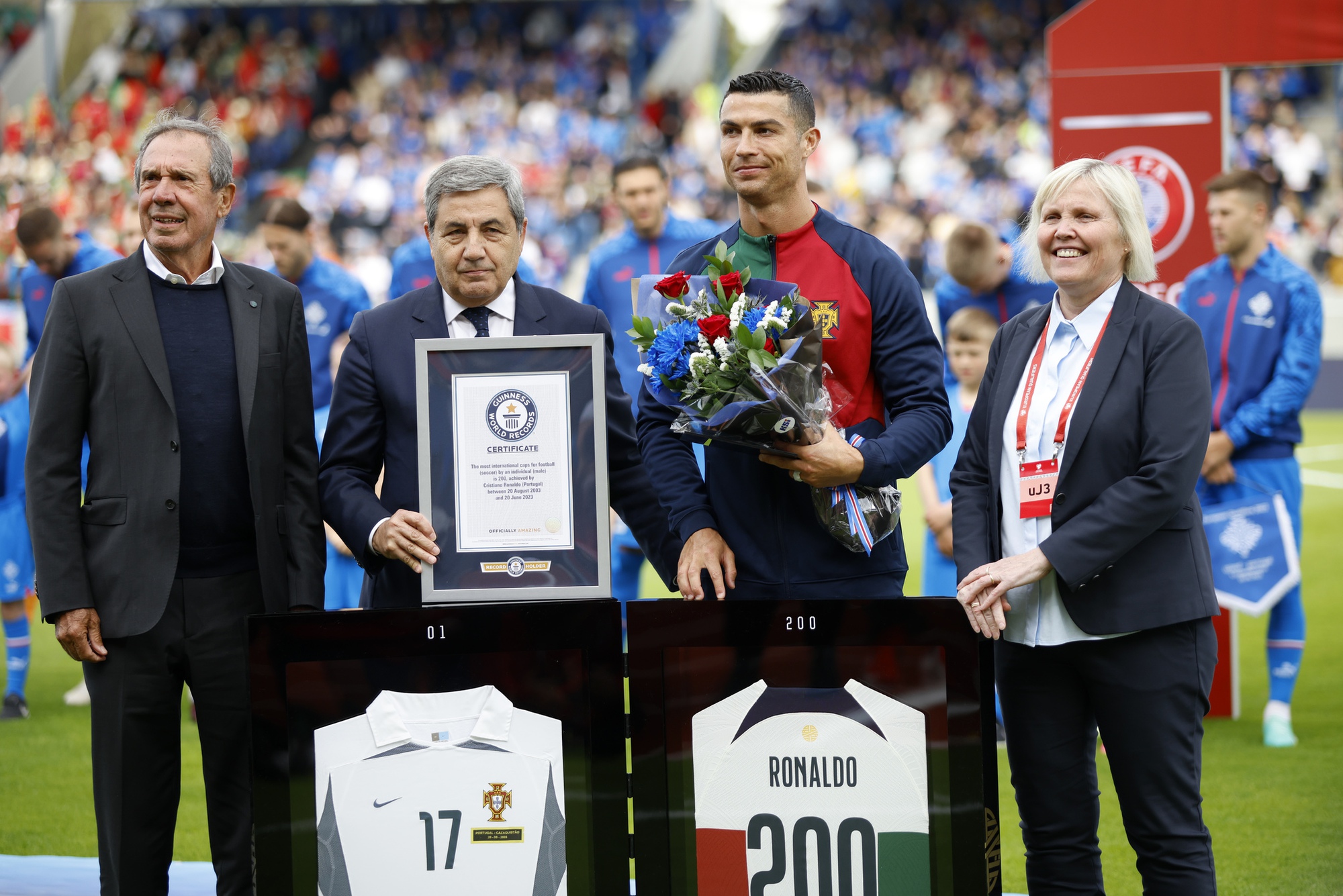 Ronaldo lập kỷ lục Guinness, Bồ Đào Nha toàn thắng vòng loại EURO - Ảnh 1.