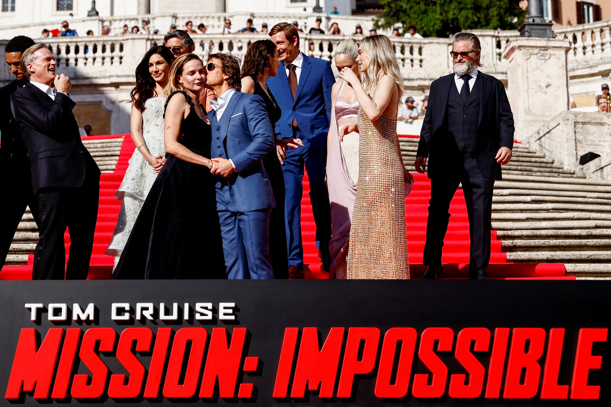 Tom Cruise hôn người đẹp trên thảm đỏ - Ảnh 9.
