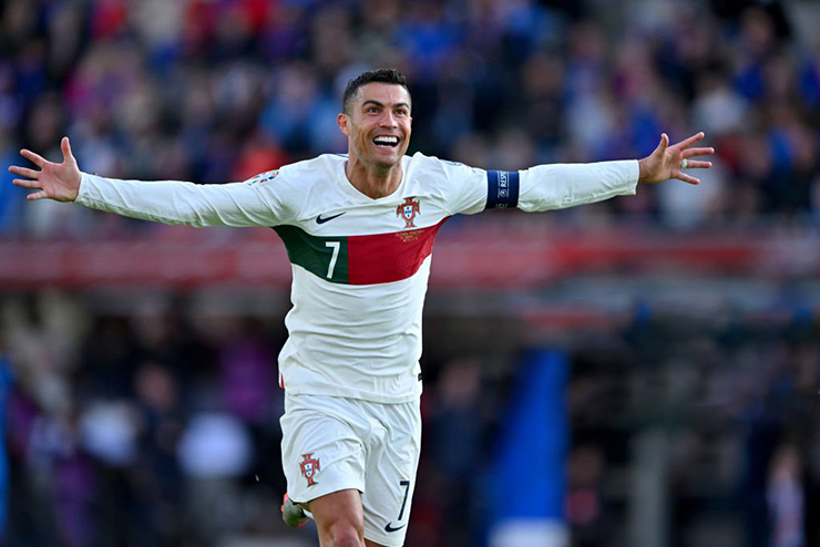 Ronaldo lập kỷ lục Guinness, Bồ Đào Nha toàn thắng vòng loại EURO - Ảnh 5.