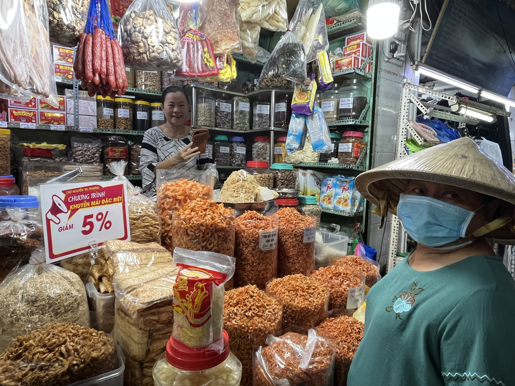 Tiểu thương chợ Nguyễn Tri Phương đồng loạt treo bảng giảm giá 10%-50% - Ảnh 2.