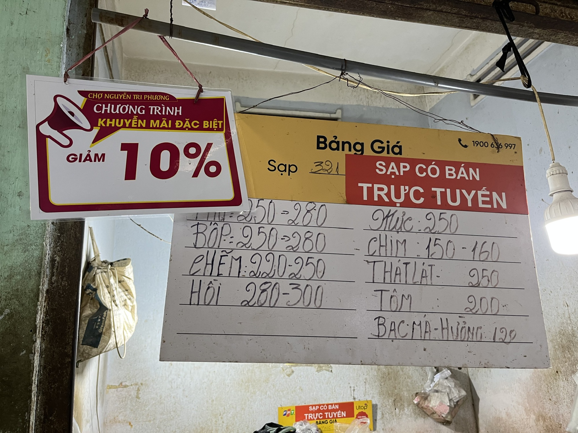 Tiểu thương chợ Nguyễn Tri Phương đồng loạt treo bảng giảm giá 10%-50% - Ảnh 6.