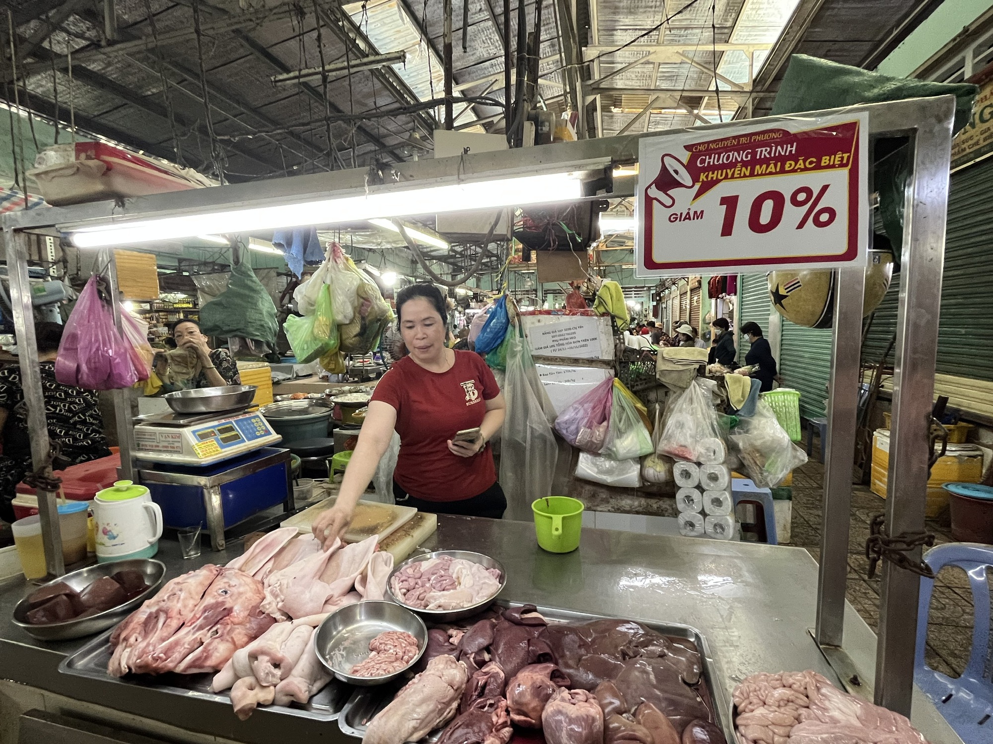 Tiểu thương chợ Nguyễn Tri Phương đồng loạt treo bảng giảm giá 10%-50% - Ảnh 7.