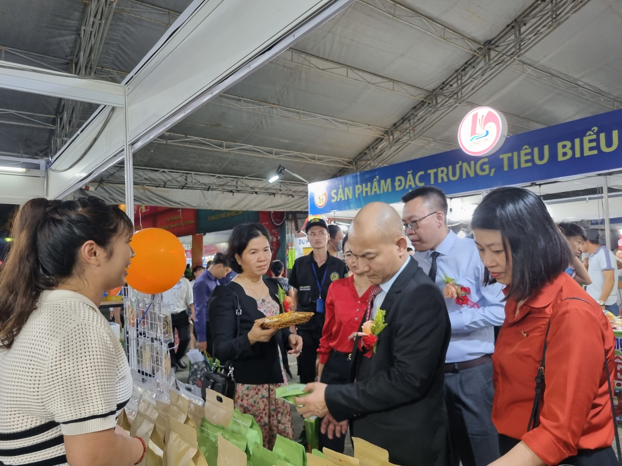 Săn hàng giảm giá 30%-70% tại hội chợ khuyến mãi Shopping Season 2023 - Ảnh 1.