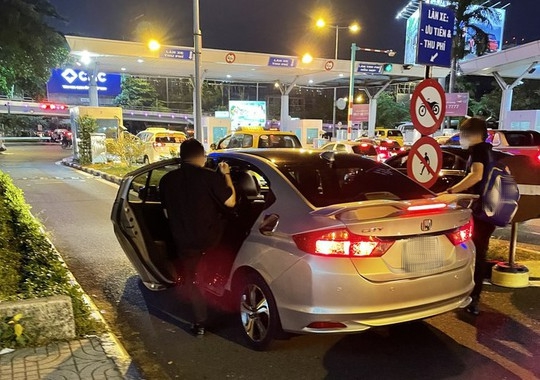 Cục hàng không yêu cầu xử lý tình trạng gian lận giá taxi tại Tân Sơn Nhất - Ảnh 1.