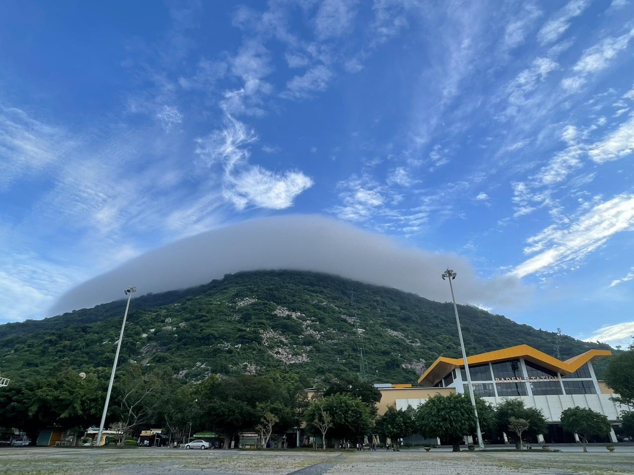 Núi Bà Đen xuất hiện “mây ngọc” và “mây xà cừ” đúng dịp Lễ Vía Bà - Ảnh 2.