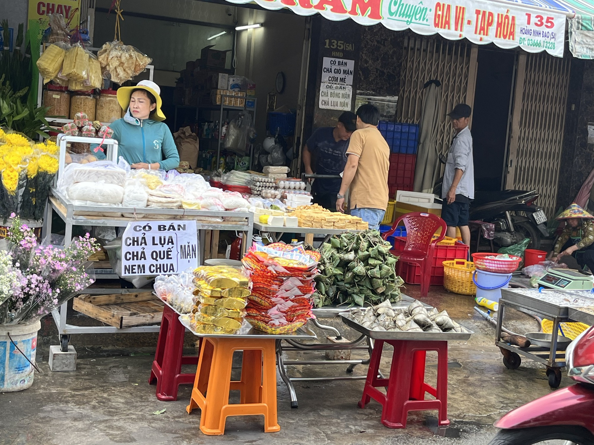 Nhộn nhịp thị trường Tết Đoan Ngọ, bánh ú lá tre chỉ từ 30.000 đồng/chục - Ảnh 3.