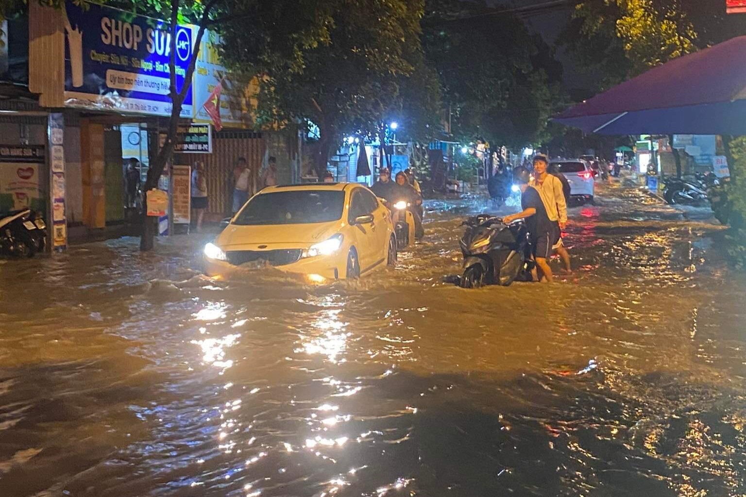 TP HCM: Mưa lớn gây ngập khắp nơi, người dân bì bõm đẩy xe - Ảnh 1.