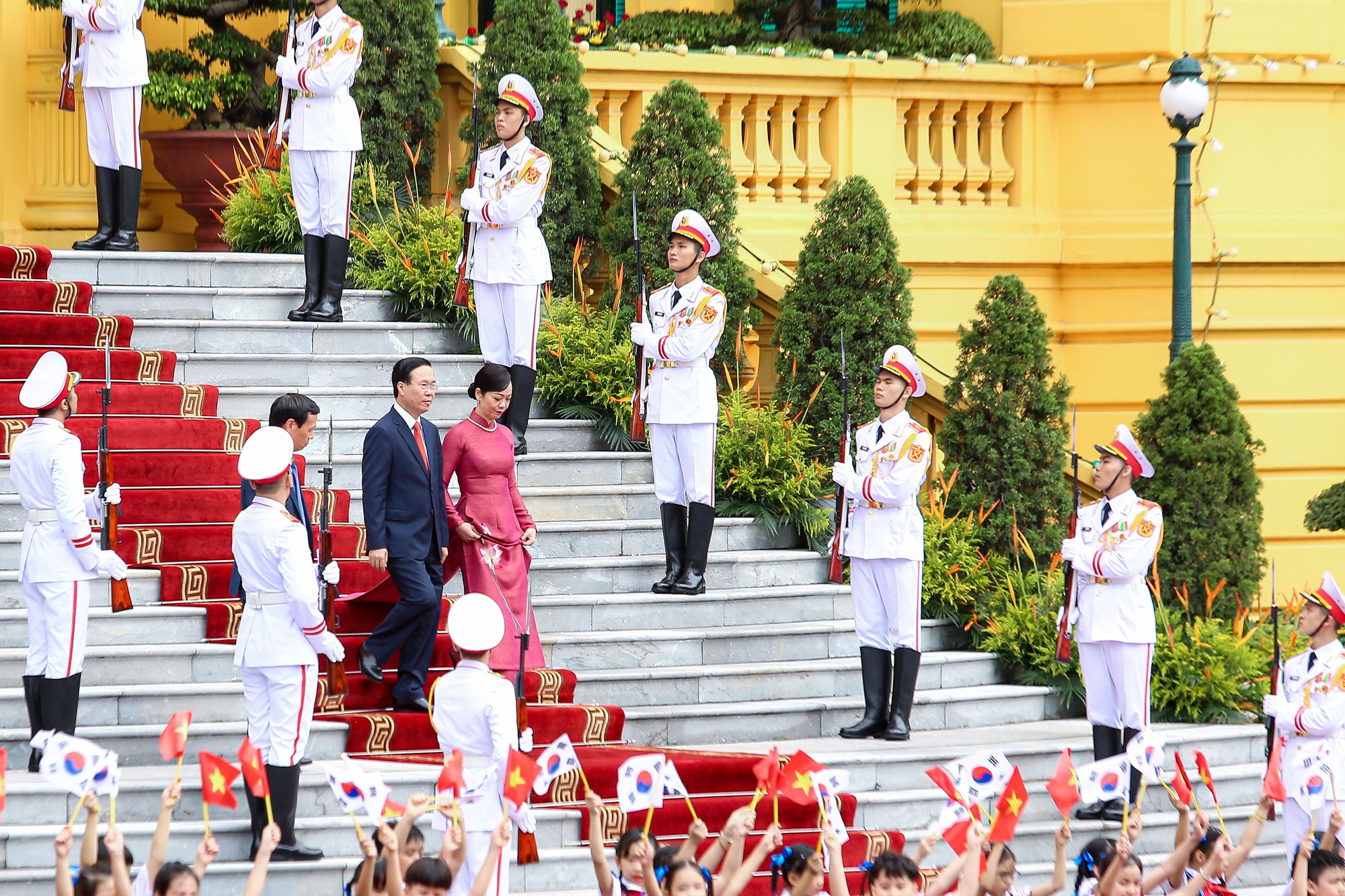 Chủ tịch nước Võ Văn Thưởng và Phu nhân đón Tổng thống Hàn Quốc và Phu nhân - Ảnh 1.