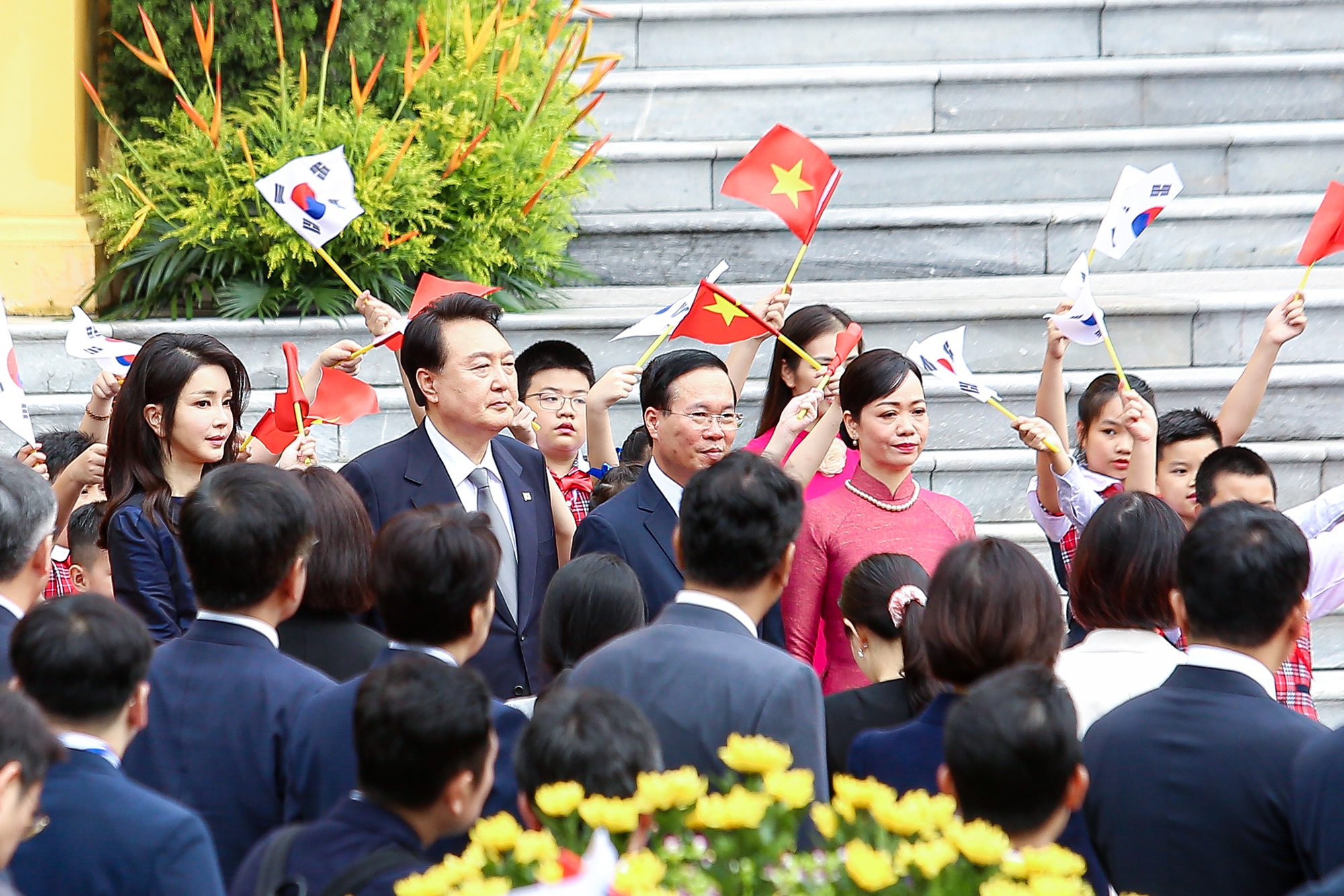 Những Hình ảnh Chủ Tịch Nước Võ Văn Thưởng Và Phu Nhân đón Tổng Thống Hàn Quốc Và Phu Nhân 