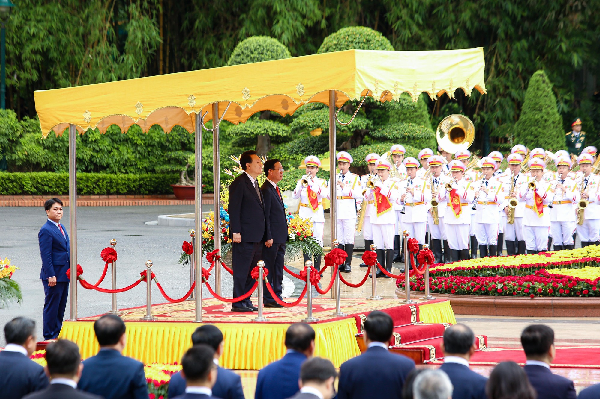 Chủ tịch nước Võ Văn Thưởng và Phu nhân đón Tổng thống Hàn Quốc và Phu nhân - Ảnh 12.