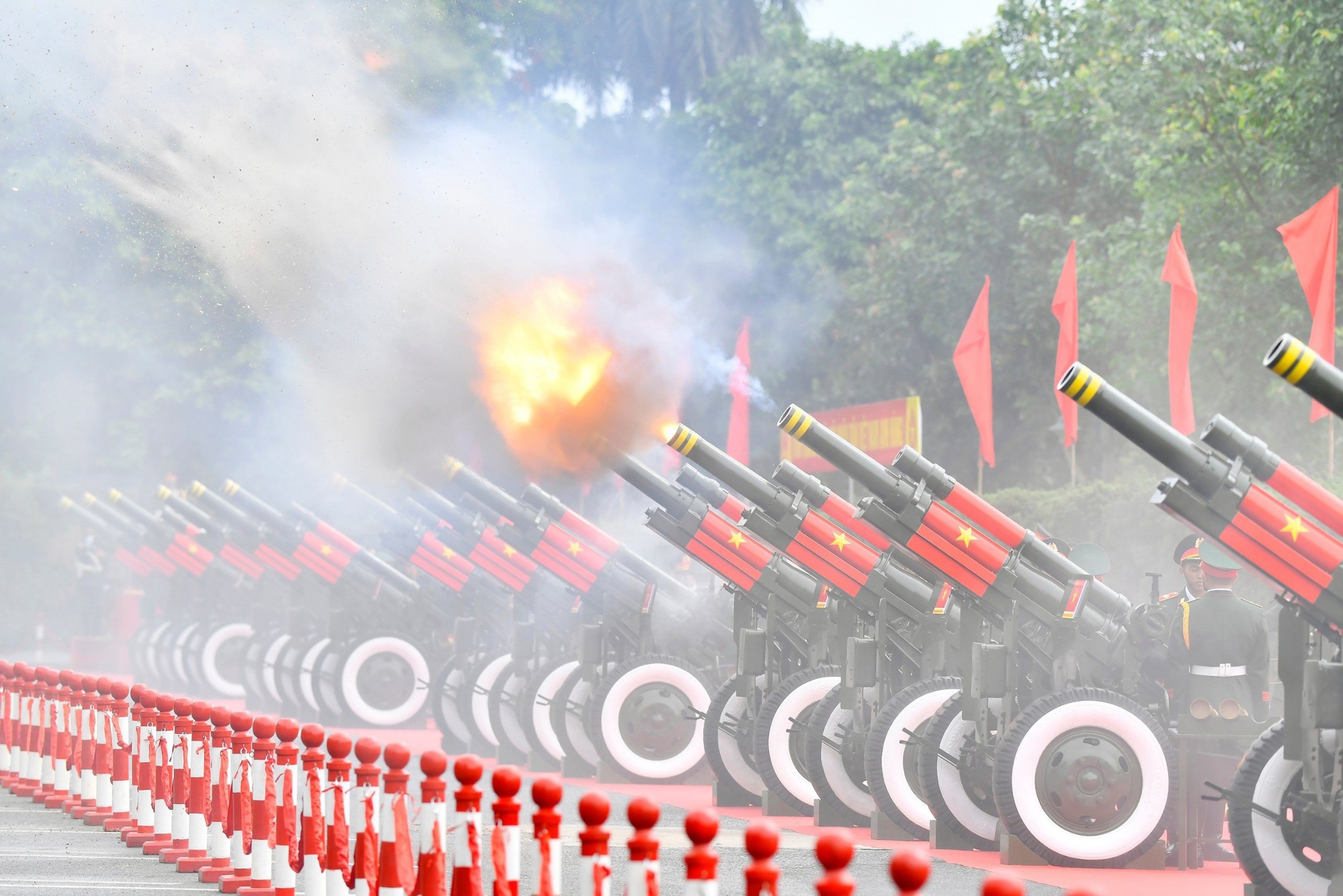 Cận cảnh nghi lễ bắn 21 phát đại bác chào mừng Tổng thống Hàn Quốc và Phu nhân - Ảnh 5.