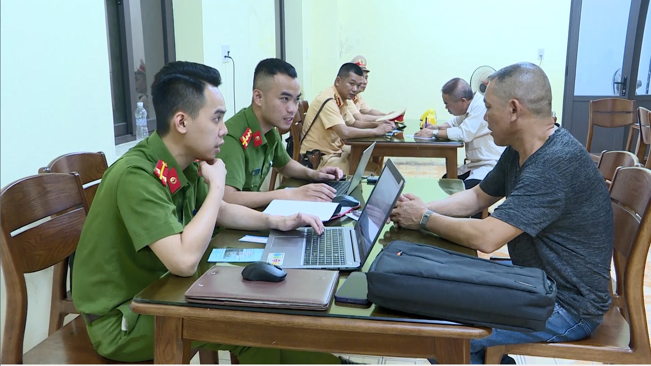Bị phát hiện, tài xế taxi dù rồ ga bỏ chạy rồi nằm lăn ra đường ăn vạ - Ảnh 1. Bị phát hiện, tài xế taxi dù rồ ga bỏ chạy rồi nằm lăn ra đường ăn vạ - Ảnh 1.