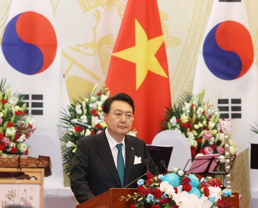 Tặng Tổng thống Hàn Quốc và Phu nhân bức chân dung làm từ lá sen - Ảnh 7.