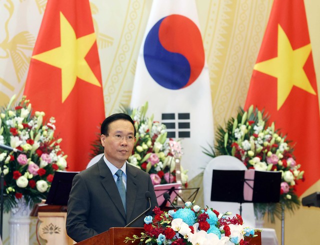 Tặng Tổng thống Hàn Quốc và Phu nhân bức chân dung làm từ lá sen - Ảnh 6.