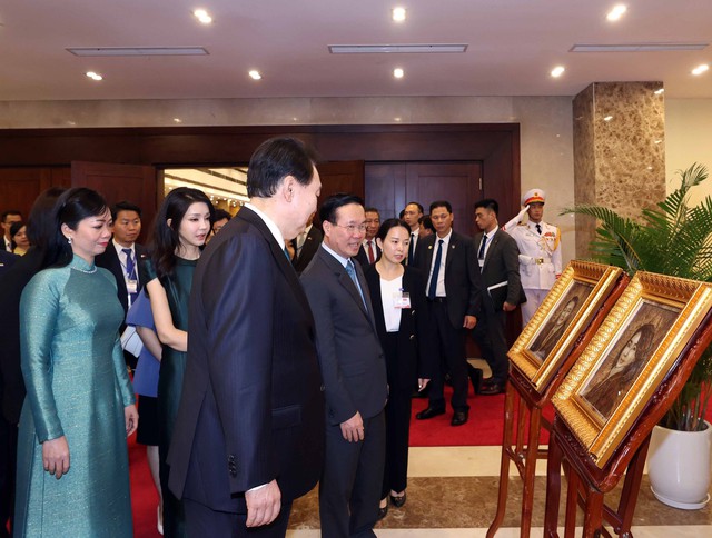 Tặng Tổng thống Hàn Quốc và Phu nhân bức chân dung làm từ lá sen - Ảnh 2.