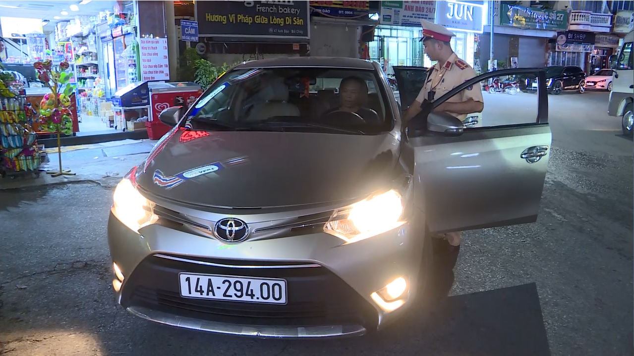 Bị phát hiện, tài xế taxi dù rồ ga bỏ chạy rồi nằm lăn ra đường ăn vạ - Ảnh 2. Bị phát hiện, tài xế taxi dù rồ ga bỏ chạy rồi nằm lăn ra đường ăn vạ - Ảnh 2.