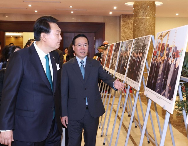 Tặng Tổng thống Hàn Quốc và Phu nhân bức chân dung làm từ lá sen - Ảnh 1.
