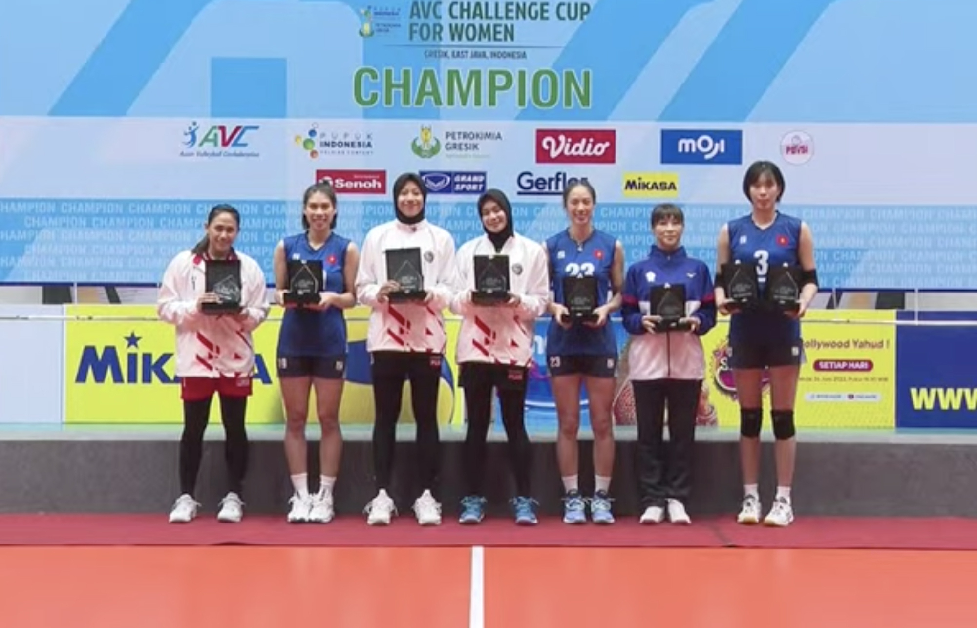 Ngược dòng hạ chủ nhà Indonesia, tuyển Việt Nam vô địch AVC Challenge Cup - Ảnh 9.