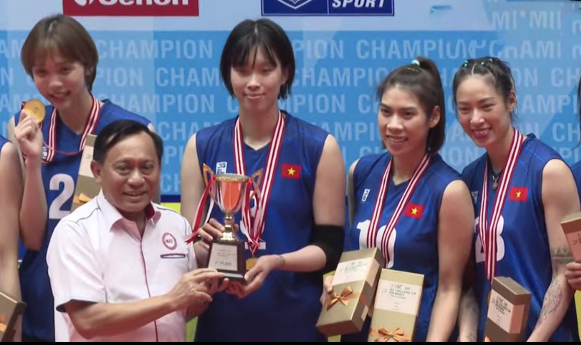 Ngược dòng hạ chủ nhà Indonesia, tuyển Việt Nam vô địch AVC Challenge Cup - Ảnh 7.