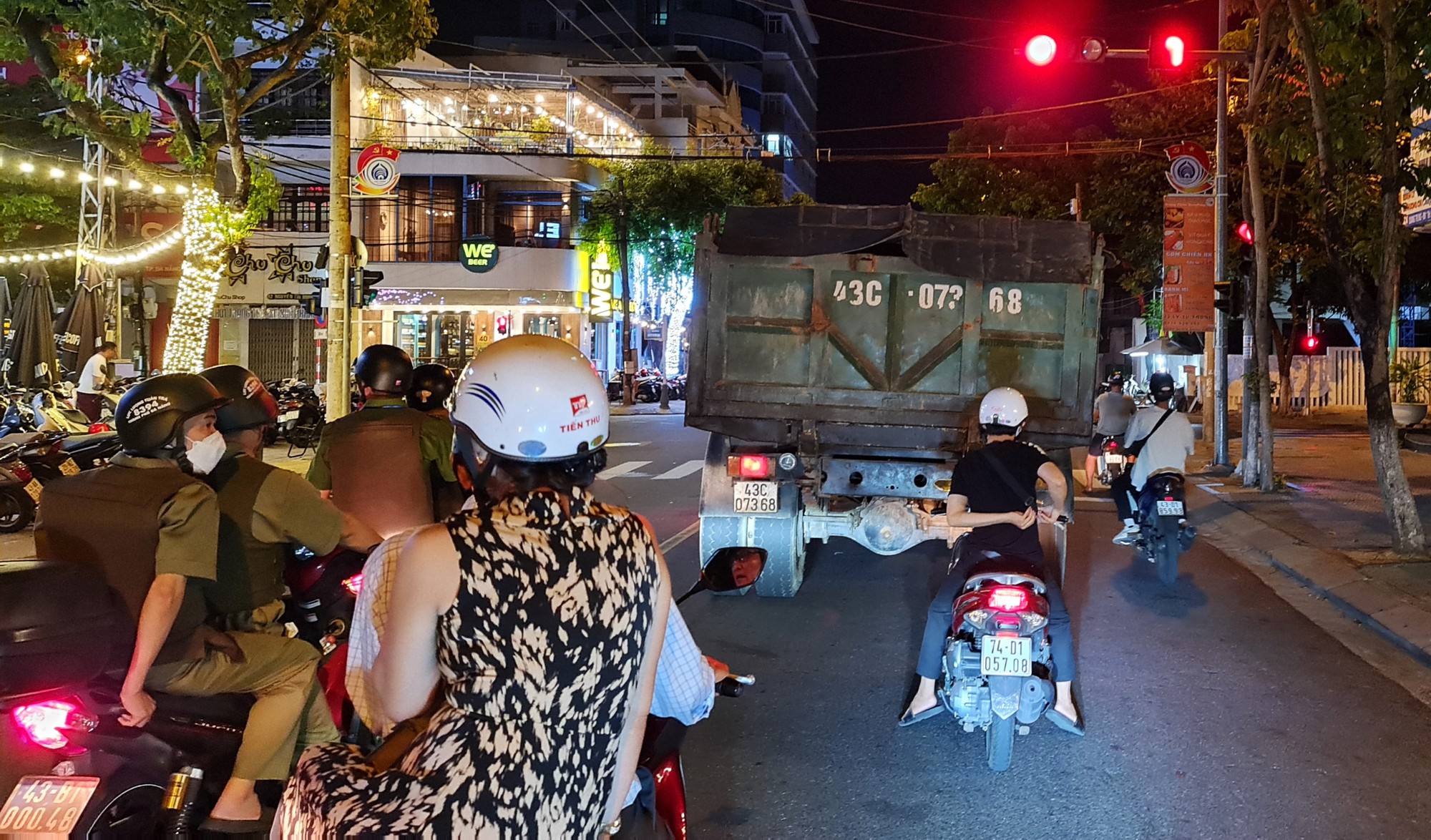 Đoàn xe tải trọng lớn lộng hành vào đường cấm ngay trung tâm Đà Nẵng - Ảnh 7.