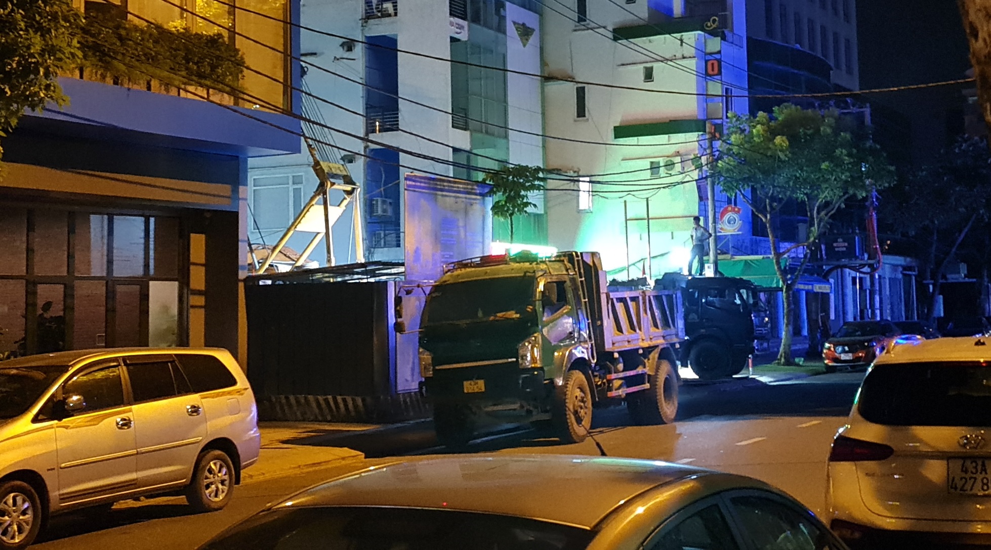 Đoàn xe tải trọng lớn lộng hành vào đường cấm ngay trung tâm Đà Nẵng - Ảnh 5.
