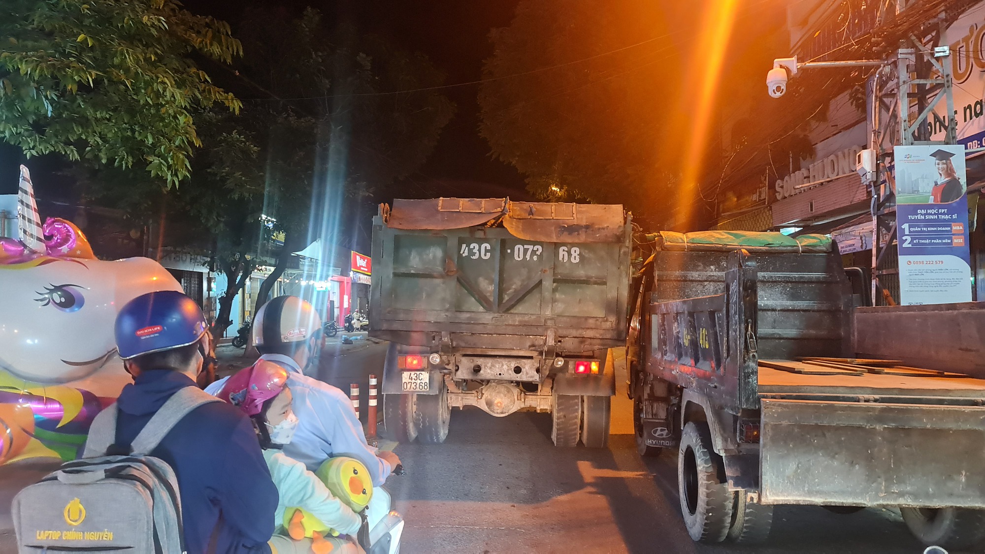 Đoàn xe tải trọng lớn lộng hành vào đường cấm ngay trung tâm Đà Nẵng - Ảnh 8.