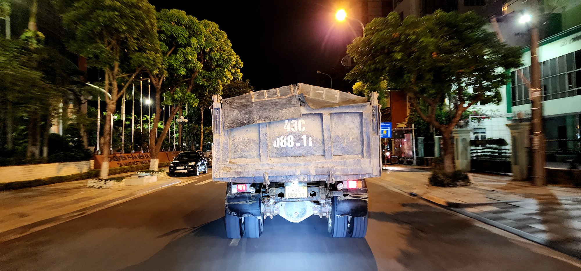 Đoàn xe tải trọng lớn lộng hành vào đường cấm ngay trung tâm Đà Nẵng - Ảnh 3.