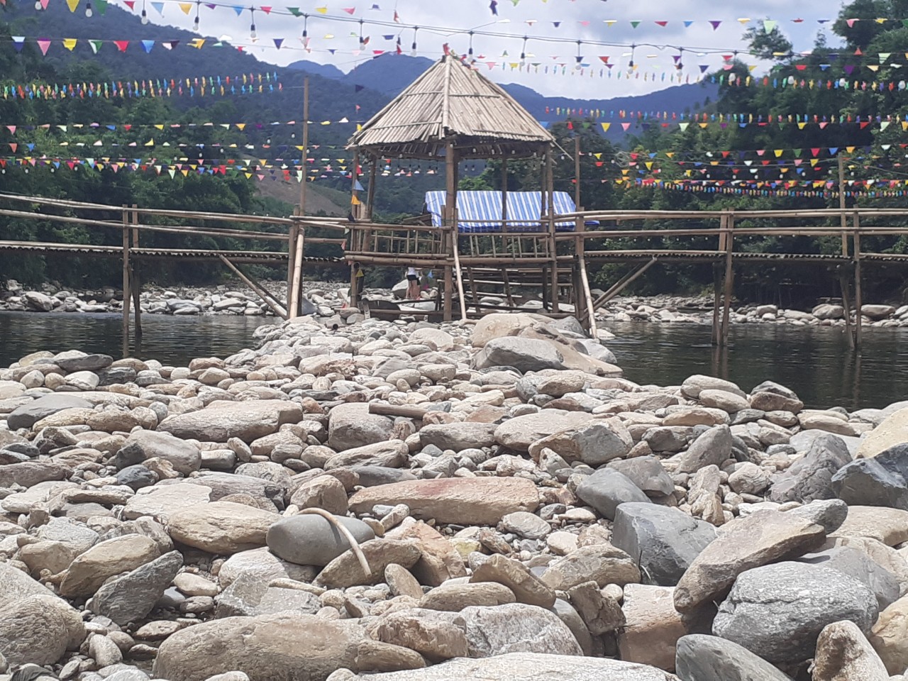 Xã cầu cứu huyện xử lý điểm du lịch xây trái phép trên suối - Ảnh 2. Xã cầu cứu huyện xử lý điểm du lịch xây trái phép trên suối - Ảnh 2.