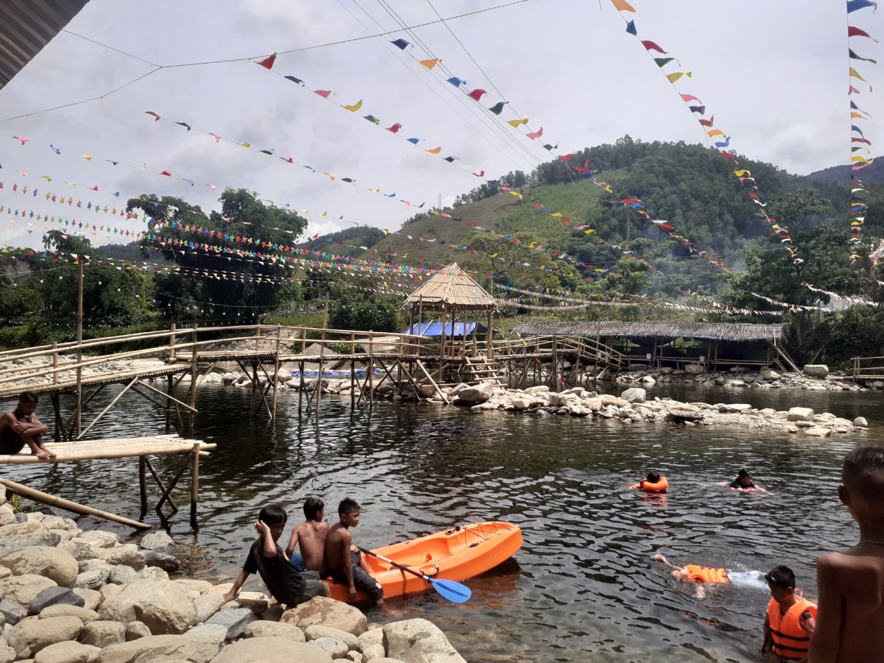 Xã cầu cứu huyện xử lý điểm du lịch xây trái phép trên suối - Ảnh 3. Xã cầu cứu huyện xử lý điểm du lịch xây trái phép trên suối - Ảnh 3.