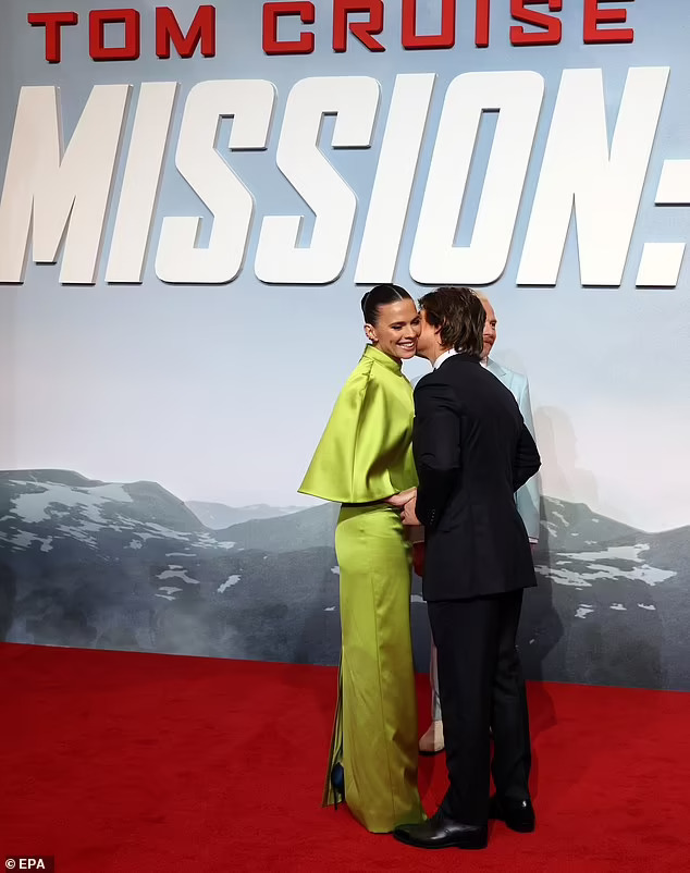 Tom Cruise thân mật với “tình cũ tin đồn” trên thảm đỏ - Ảnh 1.