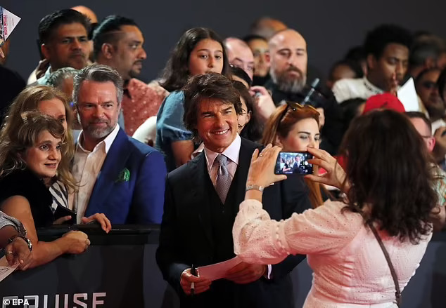Tom Cruise thân mật với “tình cũ tin đồn” trên thảm đỏ - Ảnh 5.