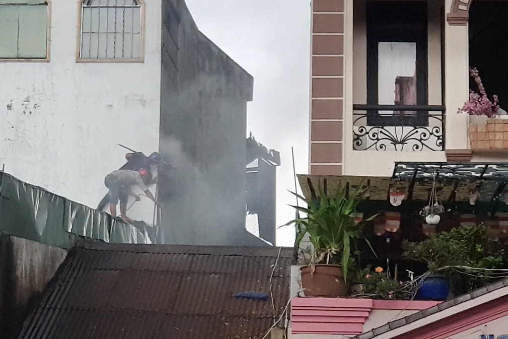 Căn nhà ở Phú Nhuận nghi ngút khói dưới cơn mưa tầm tã - Ảnh 1.