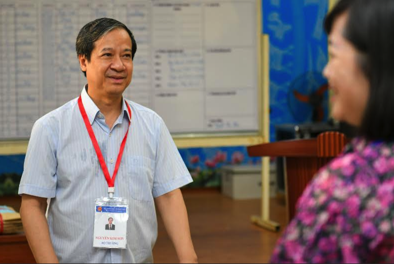 Bộ trưởng Nguyễn Kim Sơn lưu ý cán bộ coi thi trong buổi thi ngữ văn - Ảnh 1.