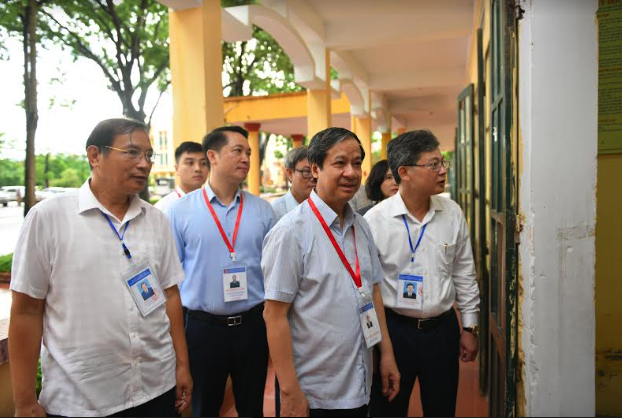 Bộ trưởng Nguyễn Kim Sơn lưu ý cán bộ coi thi trong buổi thi ngữ văn - Ảnh 3.