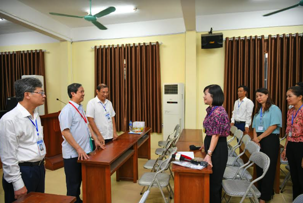 Bộ trưởng Nguyễn Kim Sơn lưu ý cán bộ coi thi trong buổi thi ngữ văn - Ảnh 2.