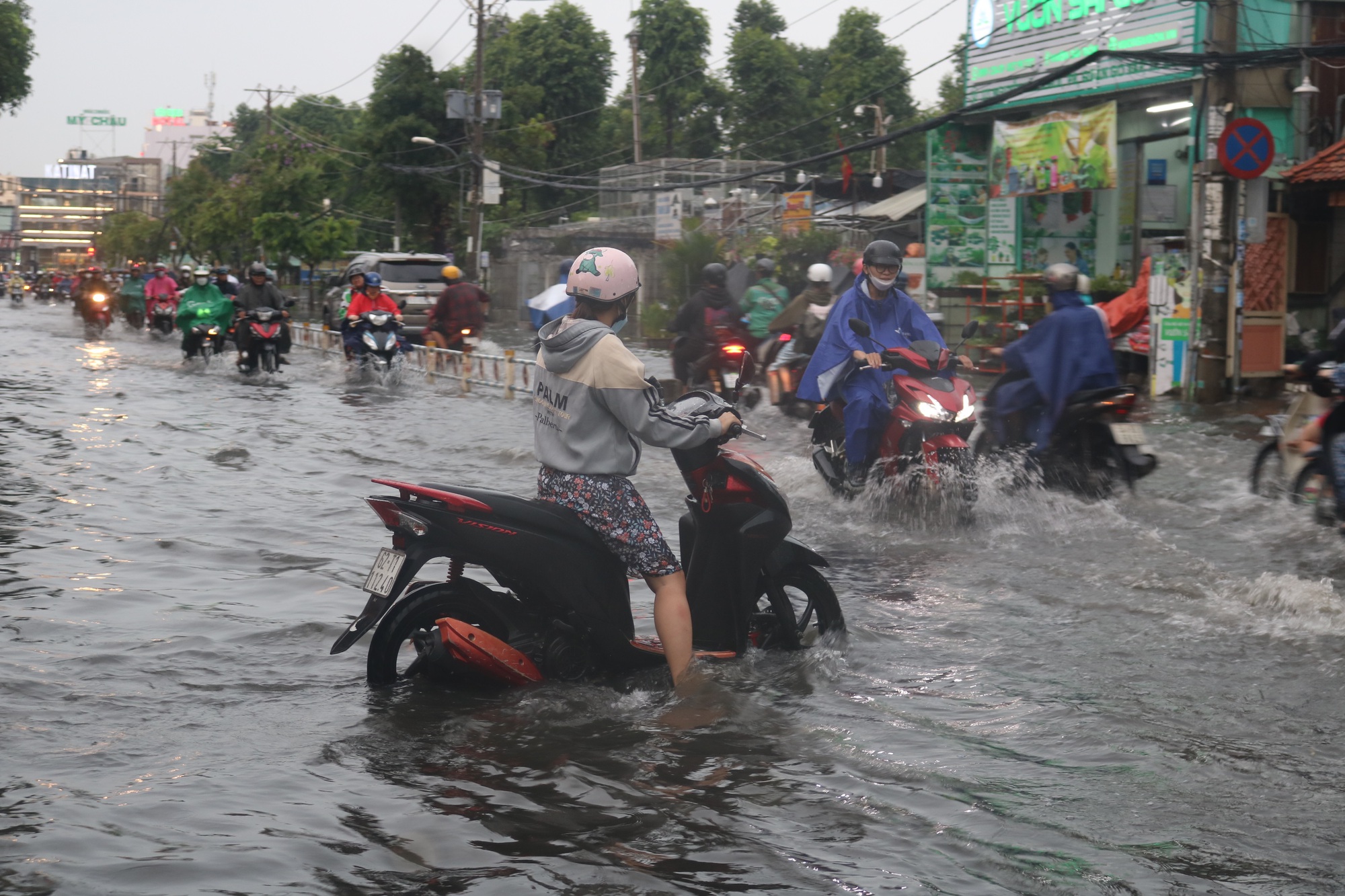CLIP: TP HCM mưa tối trời, người dân xé nước trên đường - Ảnh 10.
