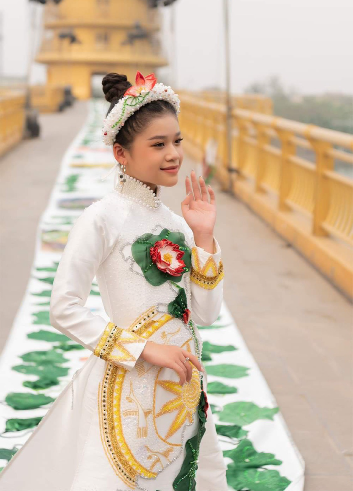 Kỷ lục áo dài thổ cẩm Non sông gấm ra mắt khán giả Thái Lan - Ảnh 1. Kỷ lục áo dài thổ cẩm Non sông gấm ra mắt khán giả Thái Lan - Ảnh 1.
