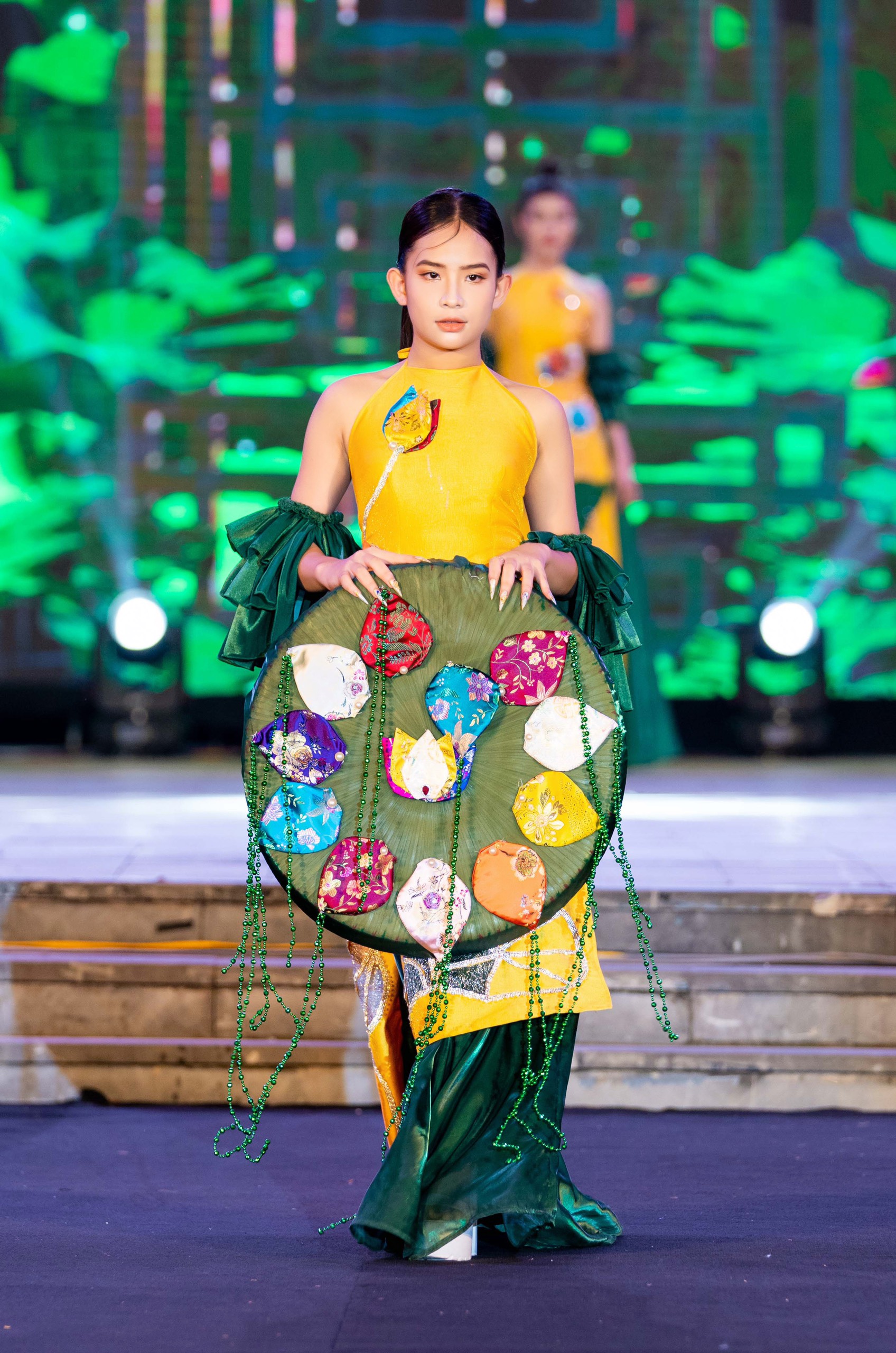 Kỷ lục áo dài thổ cẩm Non sông gấm ra mắt khán giả Thái Lan - Ảnh 3. Kỷ lục áo dài thổ cẩm Non sông gấm ra mắt khán giả Thái Lan - Ảnh 3.