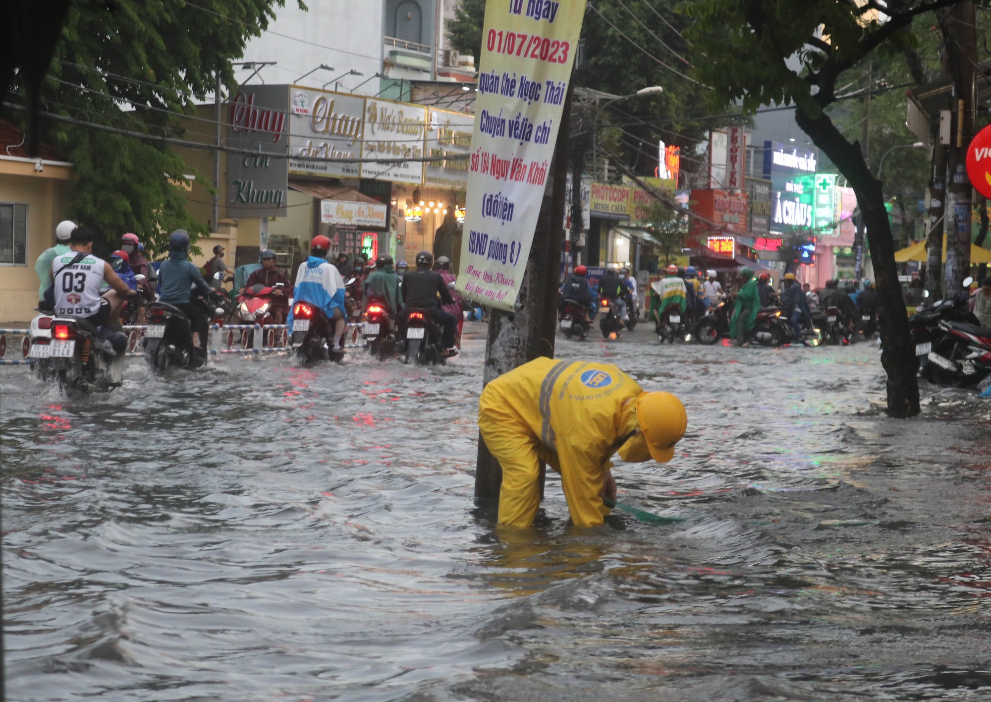 CLIP: TP HCM mưa tối trời, người dân xé nước trên đường - Ảnh 9.