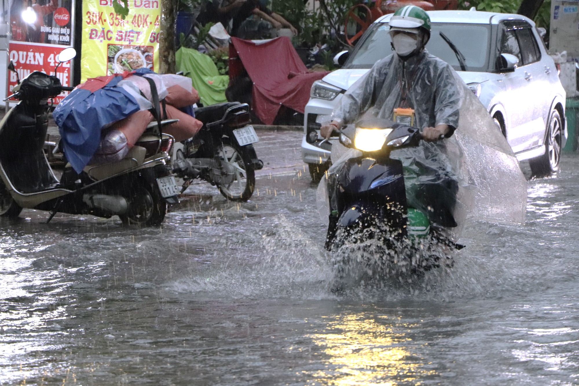 TP HCM: Mưa ngừng rơi gần 1 giờ, nhiều hẻm vẫn ngập sâu - Ảnh 5.