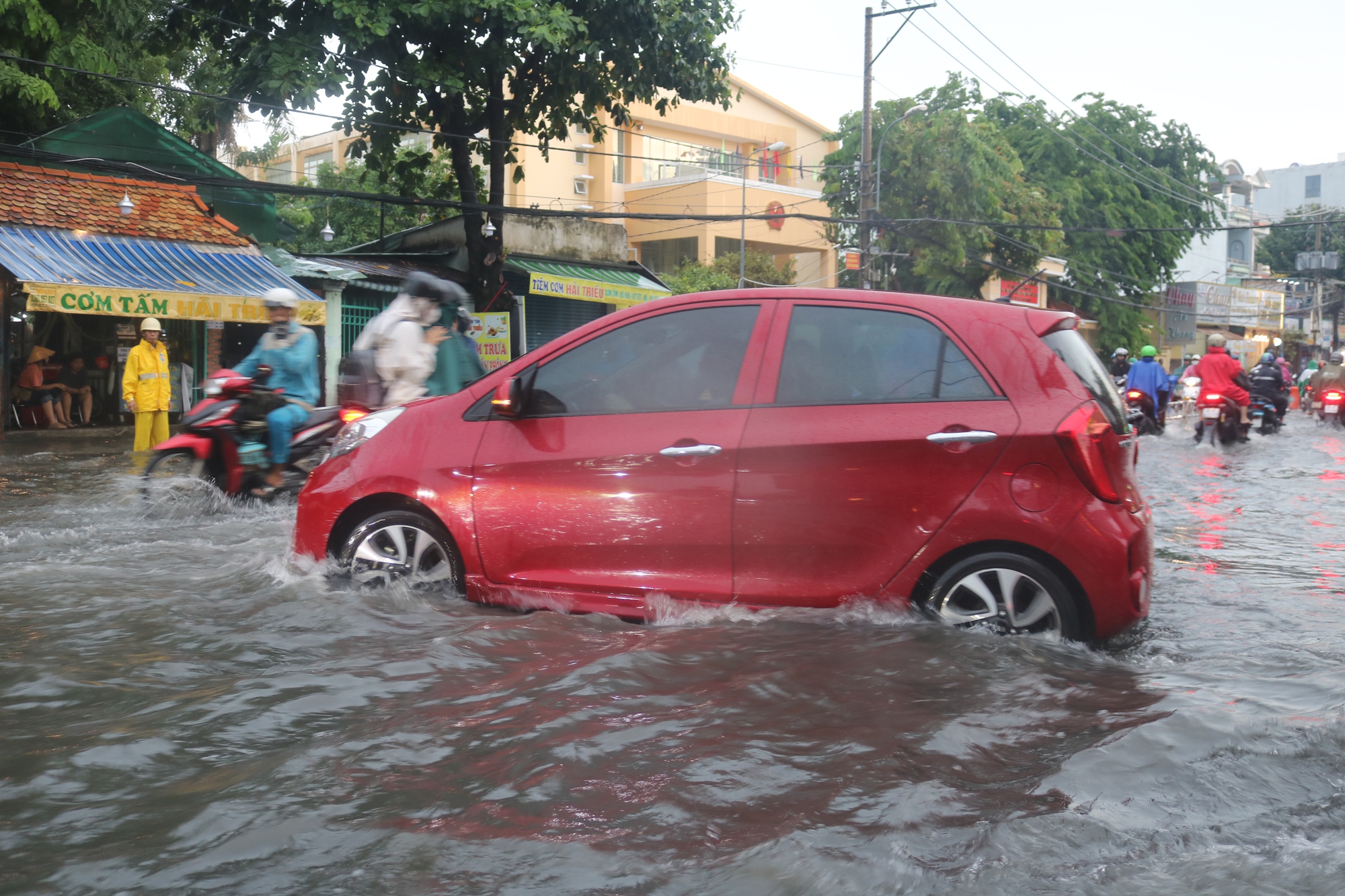 TP HCM mưa mù trời, nhiều nơi xe bơi trong nước - Ảnh 1.