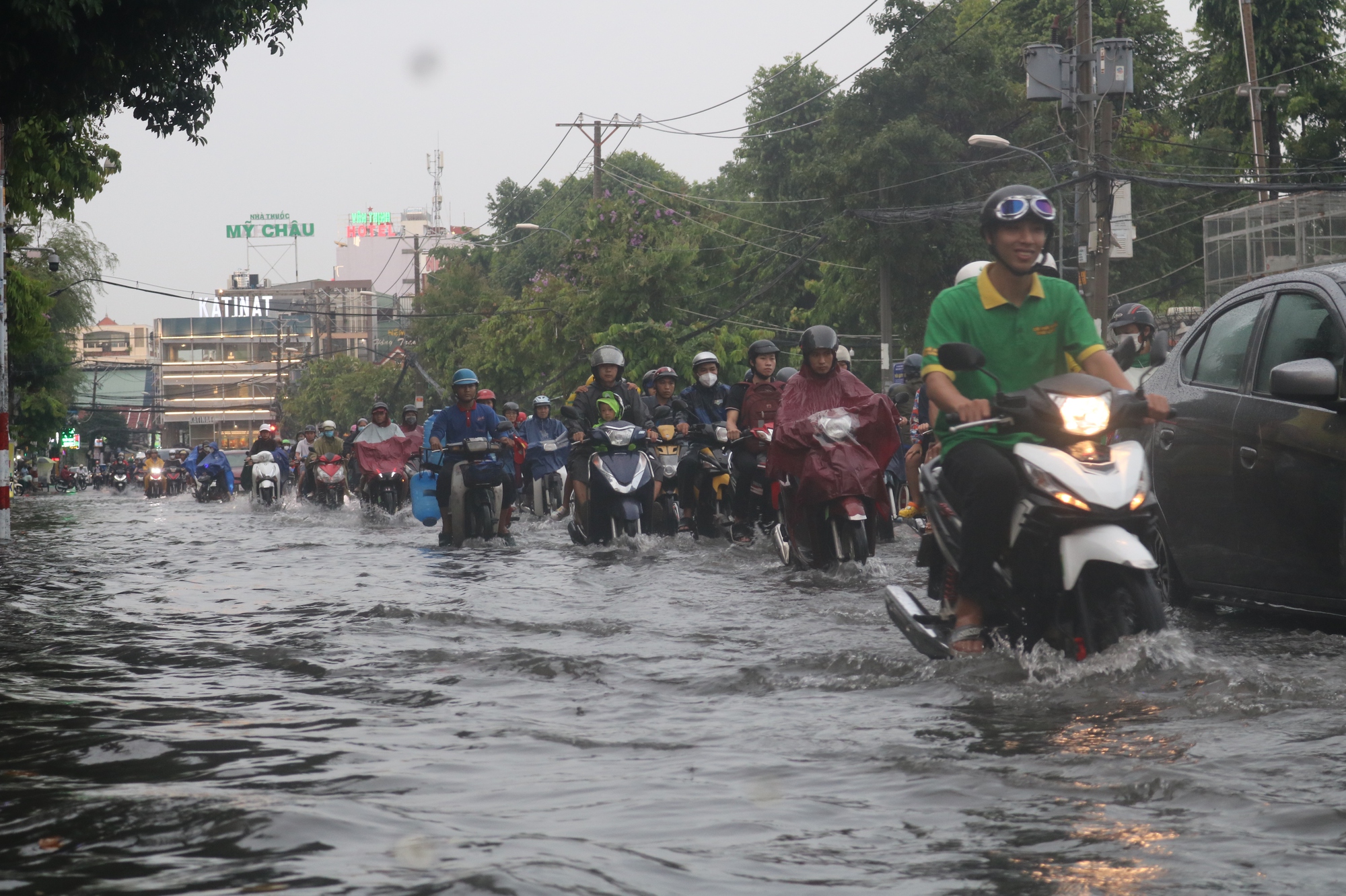 TP HCM mưa mù trời, nhiều nơi xe bơi trong nước - Ảnh 4.