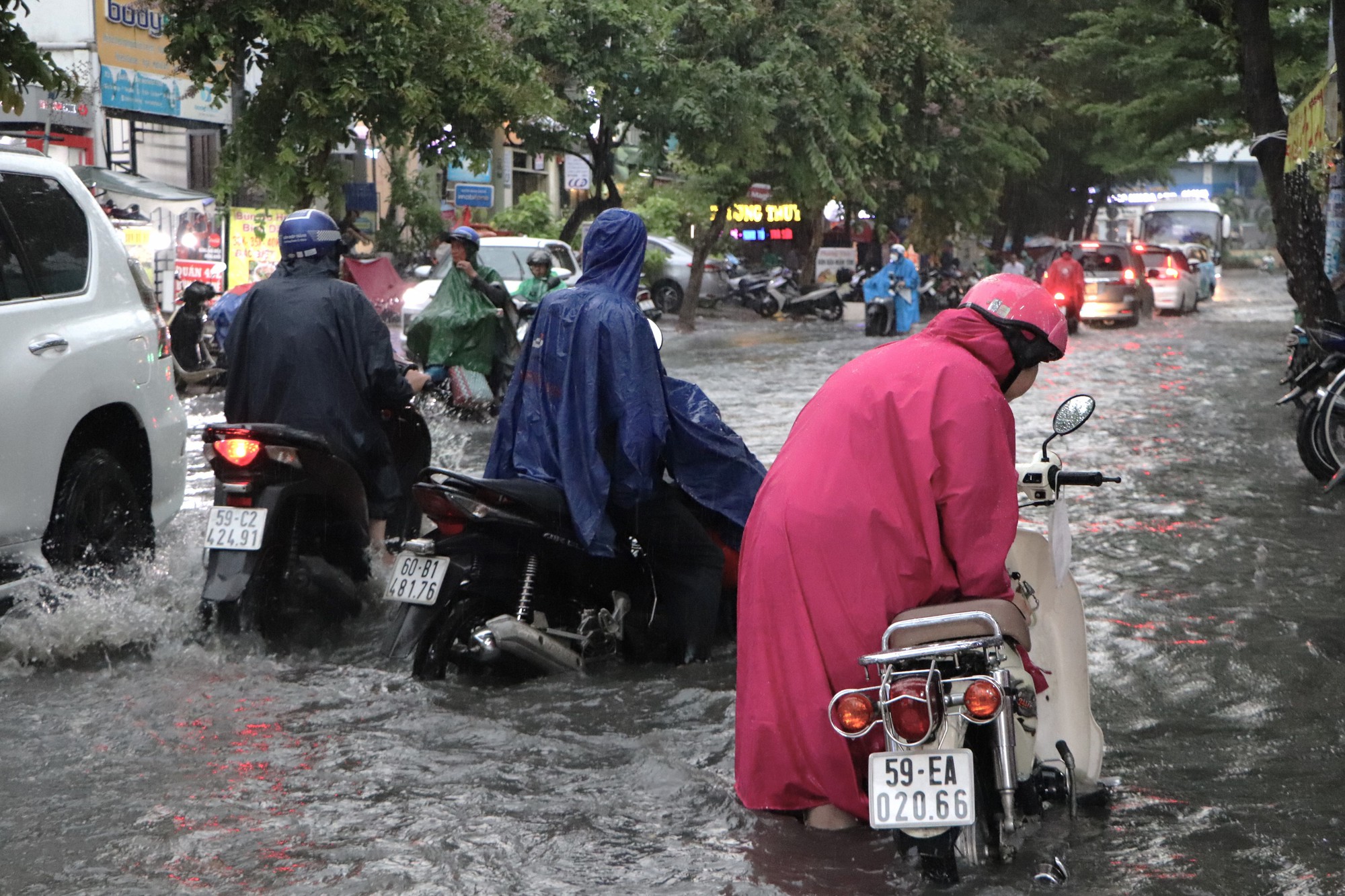 TP HCM: Mưa ngừng rơi gần 1 giờ, nhiều hẻm vẫn ngập sâu - Ảnh 4.