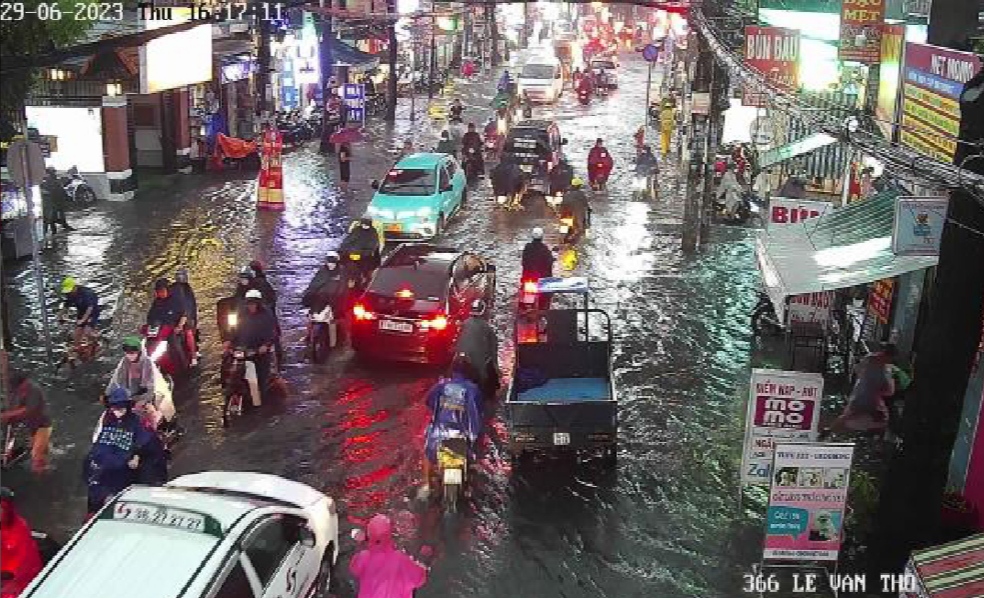 TP HCM mưa mù trời, nhiều nơi xe bơi trong nước - Ảnh 7.