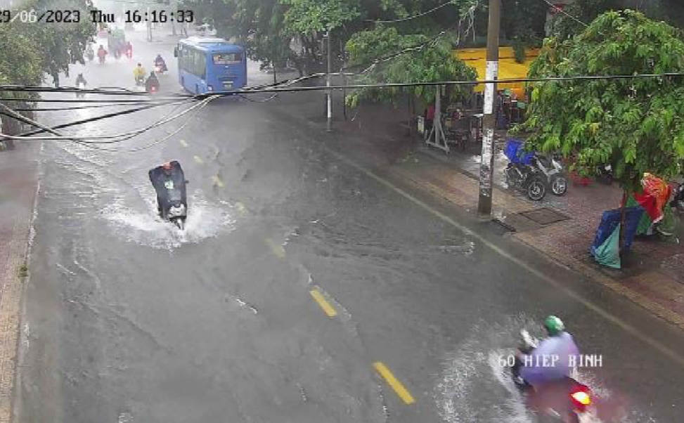 TP HCM mưa mù trời, nhiều nơi xe bơi trong nước - Ảnh 5.