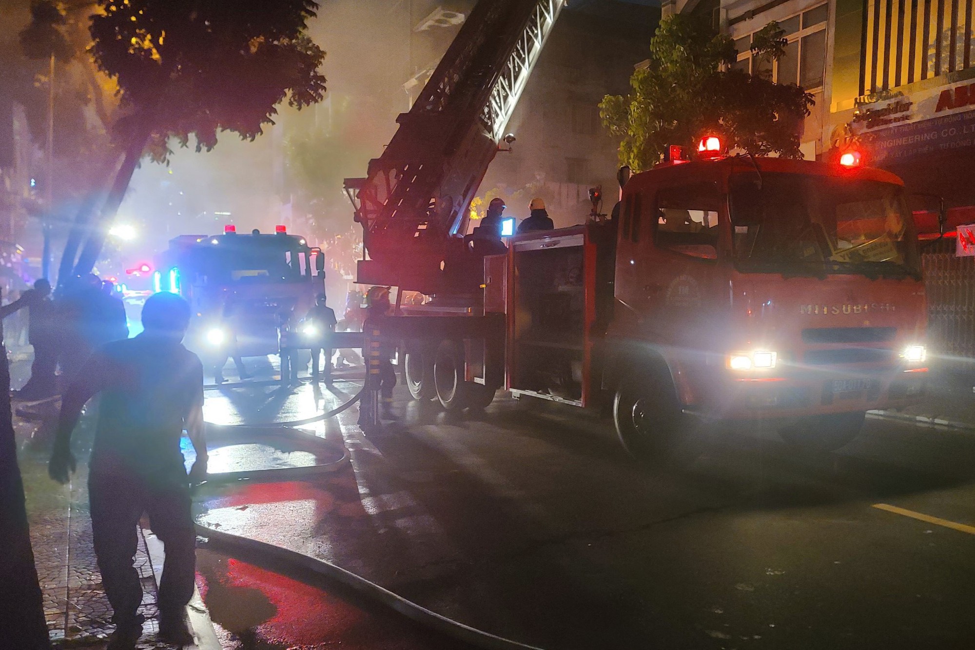 TP HCM: Cháy nhà hàng 7 tầng ở quận 1, nhiều người tháo chạy - Ảnh 1.