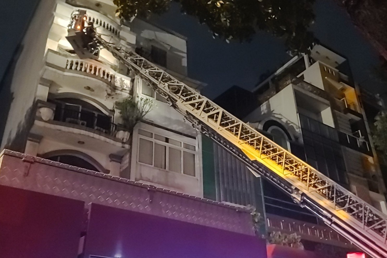 TP HCM: Cháy nhà hàng 7 tầng ở quận 1, nhiều người tháo chạy - Ảnh 3.