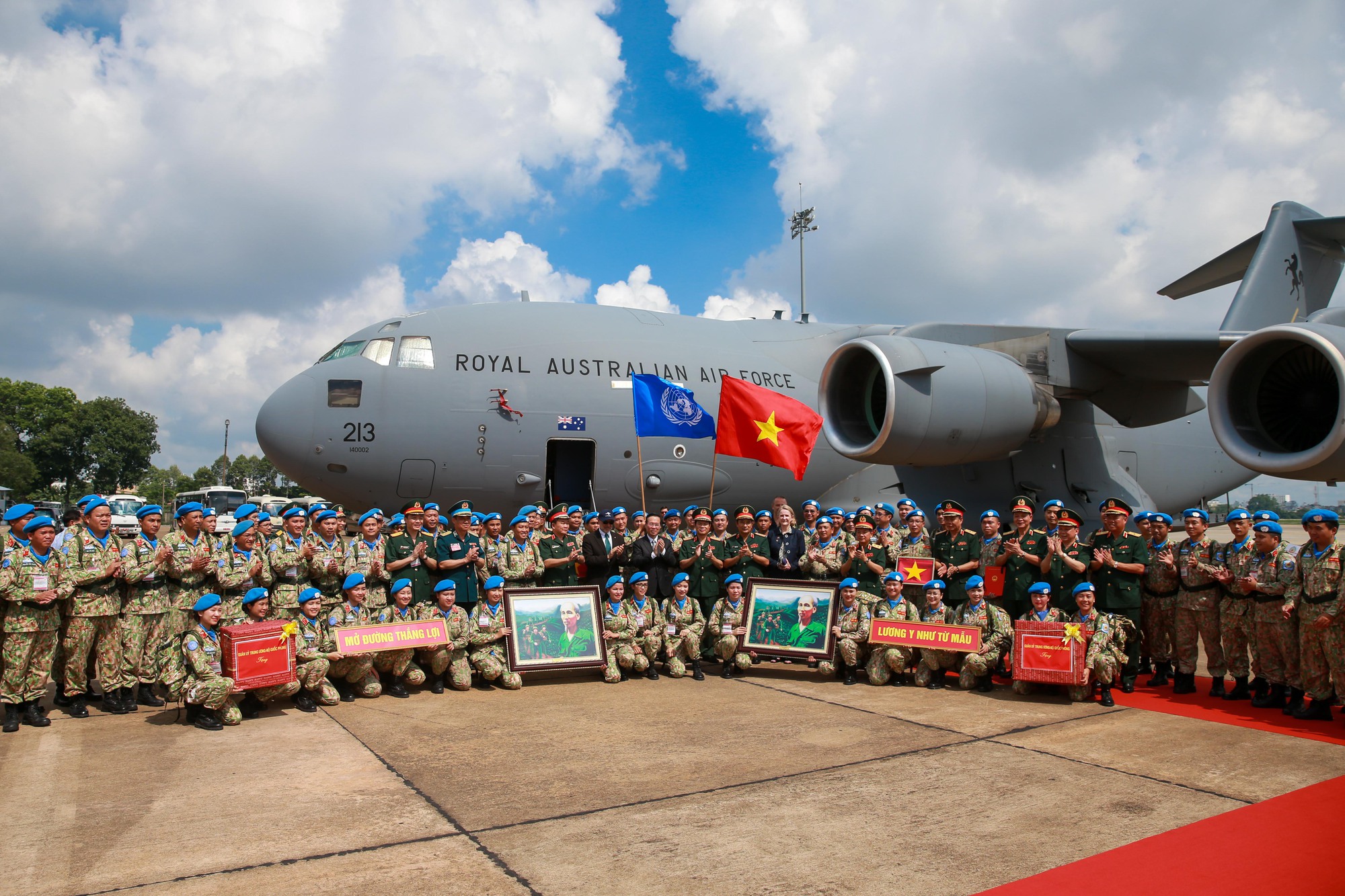 Chủ tịch nước tiễn Đội Công binh và Bệnh viện dã chiến lên đường gìn giữ hòa bình quốc tế - Ảnh 9.